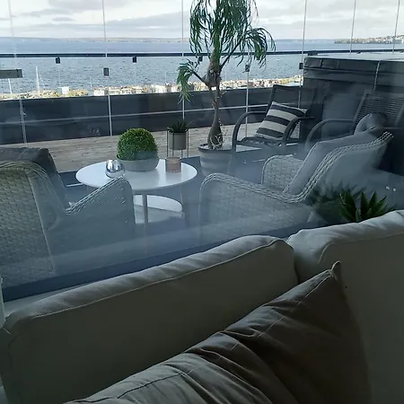 Luxury Living In Penthouse With Amazing Lake View 84m2 아파트
