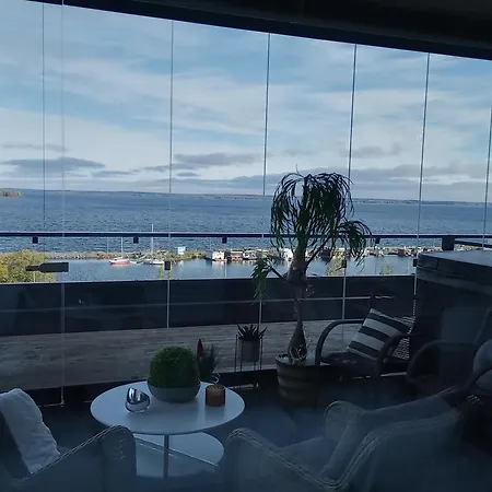 Luxury Living In Penthouse With Amazing Lake View 84m2 아파트 *